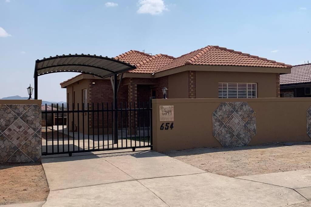 Rhino House With 3 Bedrooms Next To Pilanesberg And Sun City Mogwase Eksteriør bilde