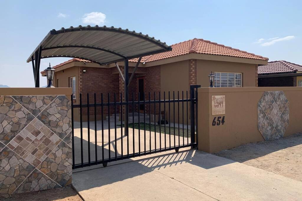 Rhino House With 3 Bedrooms Next To Pilanesberg And Sun City Mogwase Eksteriør bilde